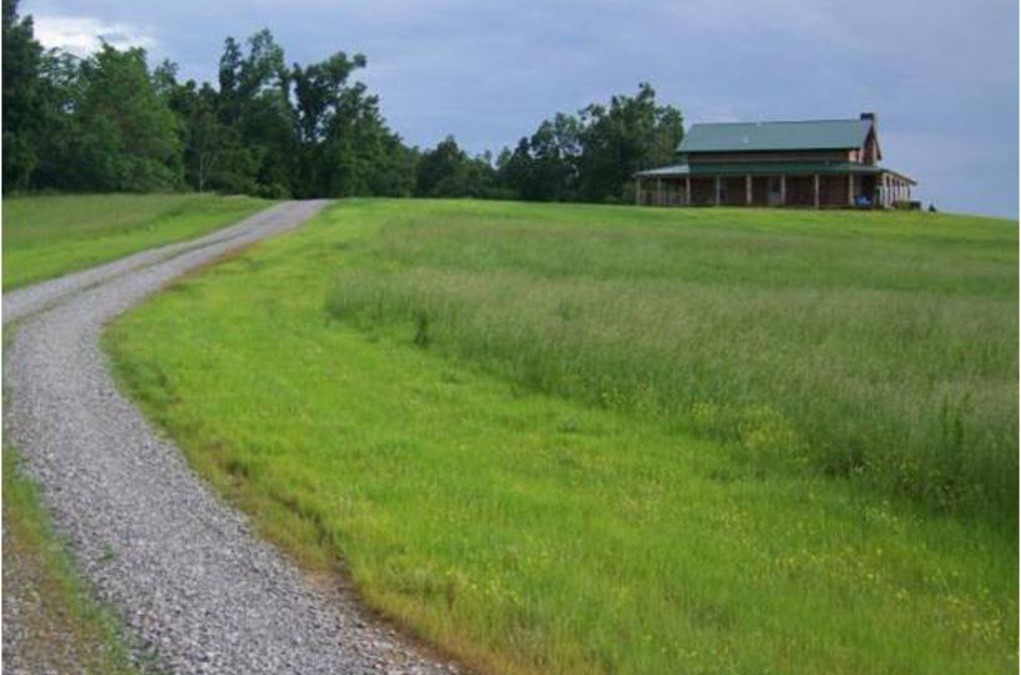Hopkinsville Cabin | Relax in Rustic Luxury in this Western Kentucky Log Cabin ~ Outstanding Views