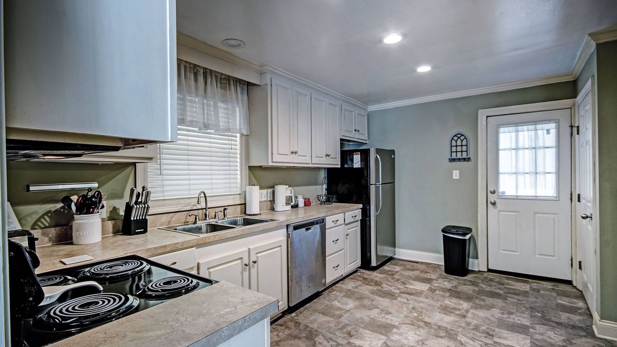 Tougaloo House | Relax in Shady Oaks Near Hospitals & Dining