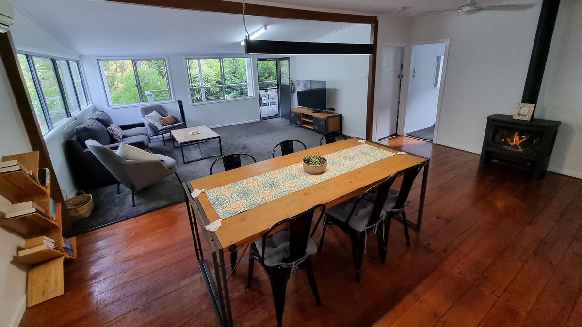 Somerset Dam House | Relax in Somerset Dam Village