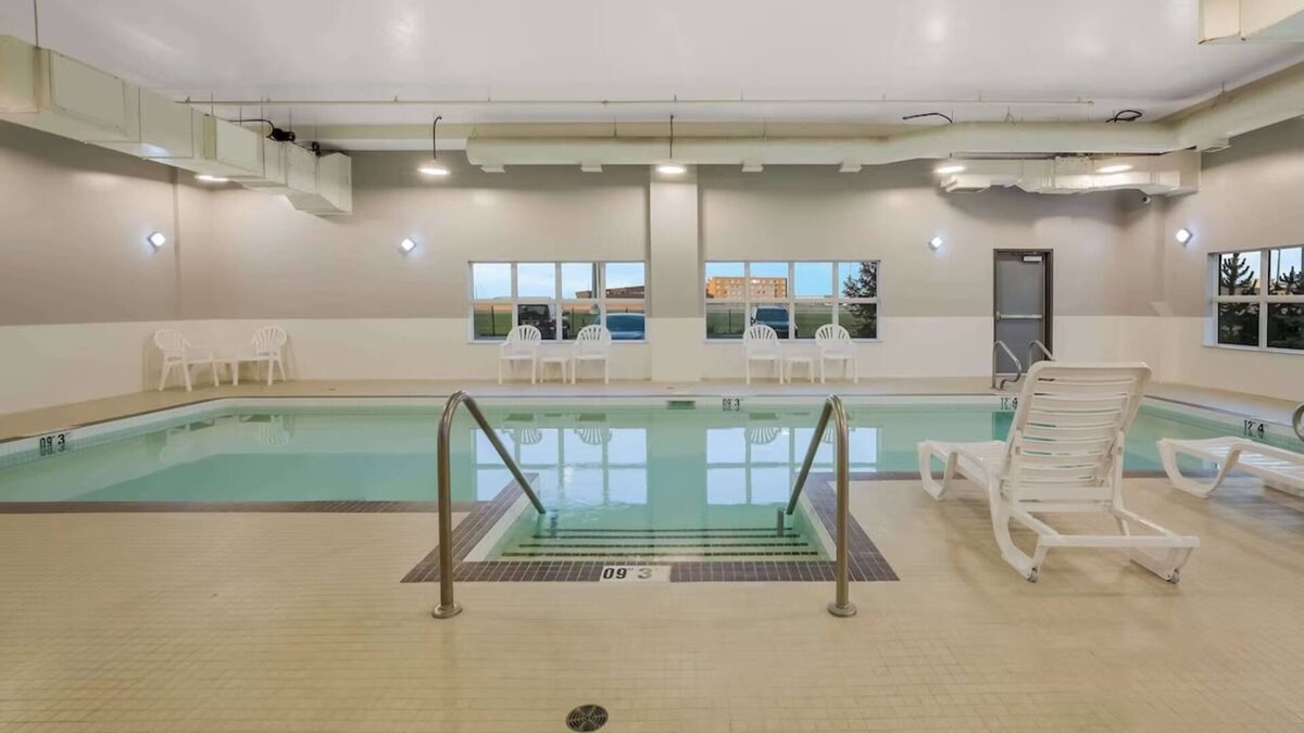 Calgary Hotel | Relax in Style: 4 Spacious Rooms, Indoor Swimming Pool and Free Shuttle