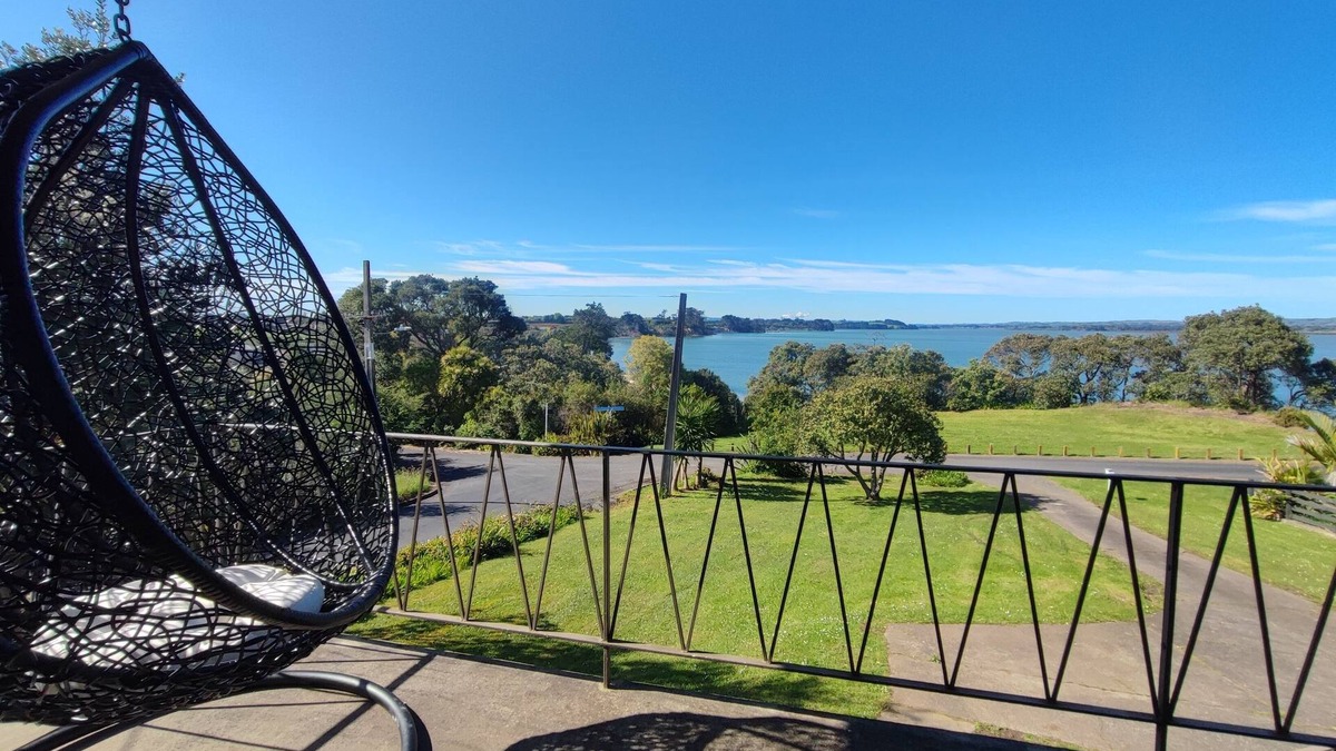 Glenbrook House | Relax in Style: Beachfront Getaway