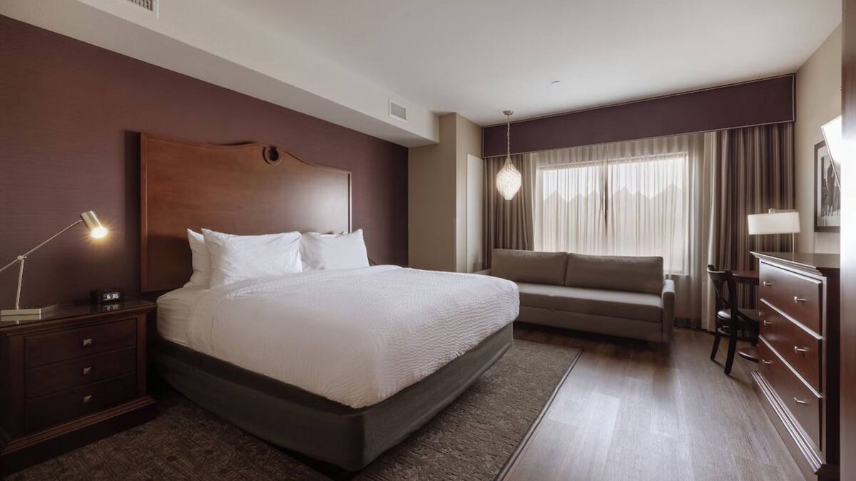 Parker Hotel | Relax in Style Close to Parker’s PACE Center & Outdoor Adventures