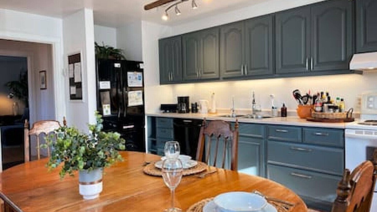 Milford House | Relax in Style & Comfort in South Bay, PEC