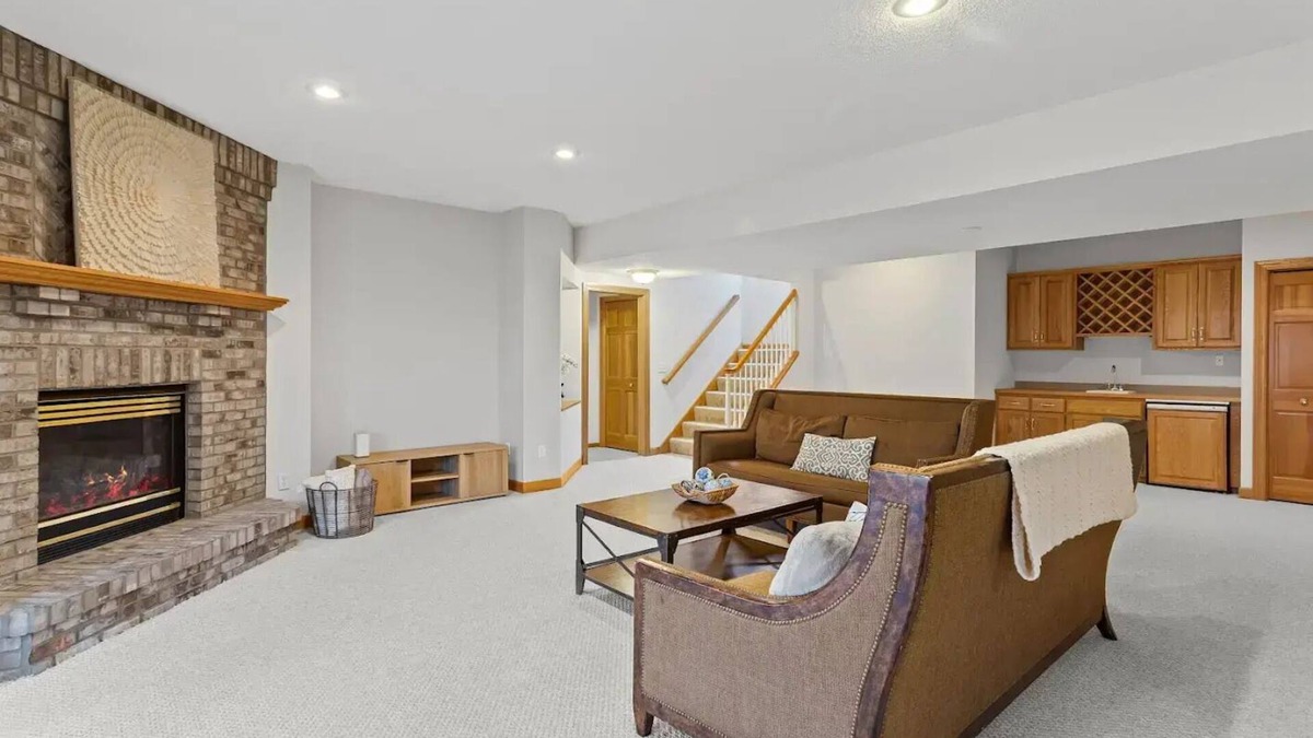 Eden Prairie House | Relax in Style in Huge House with Comfort – Perfect Short-Term Stay