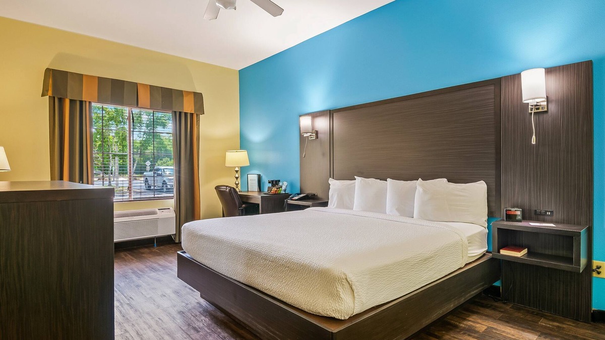 Crawfordville Hotel | Relax in Style: King Bed Non-Smoking Room at Wildwood Inn