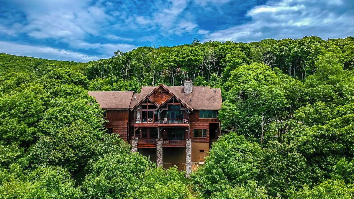 West Jefferson Cabin | Relax in Style with Spa-Like Bathrooms & Cozy Bedrooms Await @ Crown Jewel