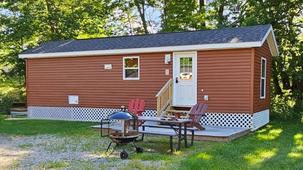 Isle Cabin | Relax in the Fox Den | Private 2BR Cabin Close to Beach & Activities
