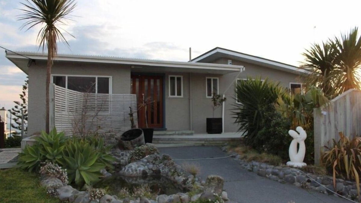 Castlecliff House | Relax in the Wanganui Dunes