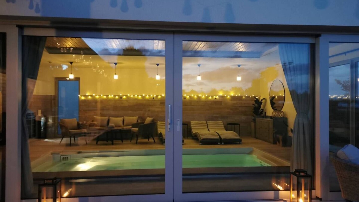 Zernov House | Relax in the Shire-interior pool/sauna/jacuzzi/view-private and non stop