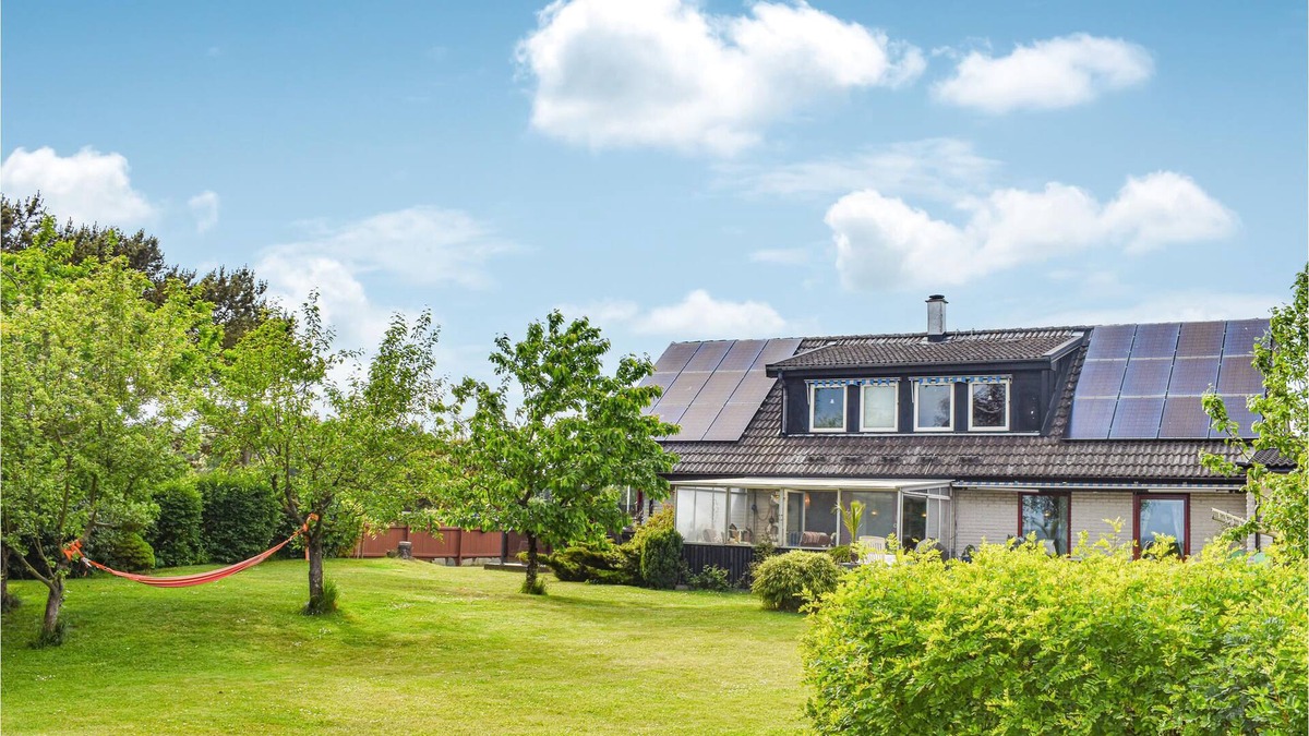 Beddingestrand House | Relax in this beautiful house on large plot with sea view.