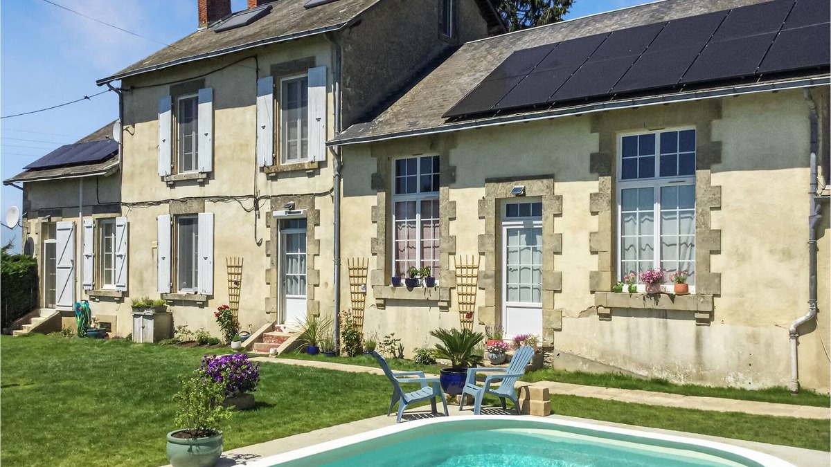 Loge-Fougereuse House | Relax in this quiet and comfortable studio.