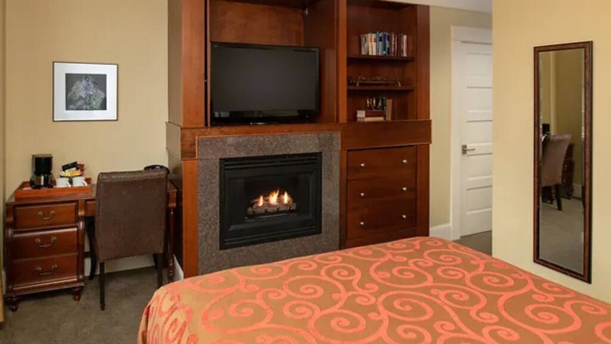 Astoria Hotel | Relax in Victorian Room w/Heated Tile Bathroom & River Views from Terrace