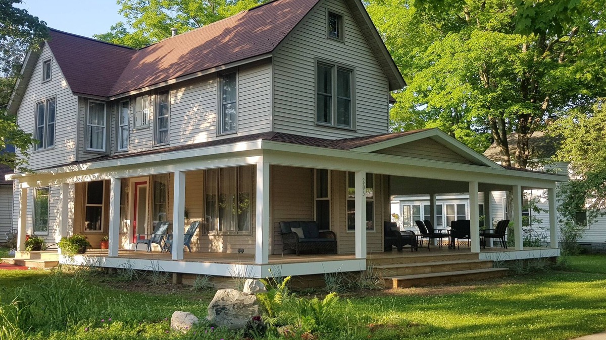 Frankfort House | Relax in your home; yards from the Frankfort Beach and the downtown attractions.