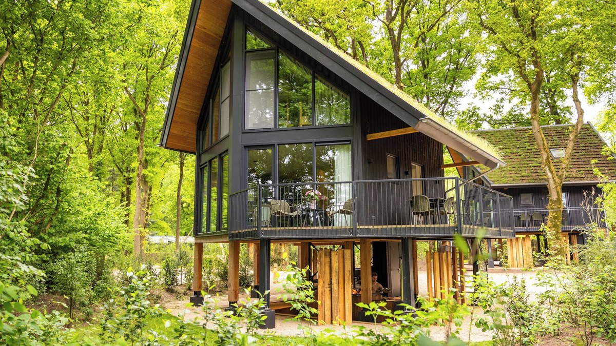 Municipality of Ede House | Relax in your private hot tub – nature villa with 2 en-suites for 4 guests.