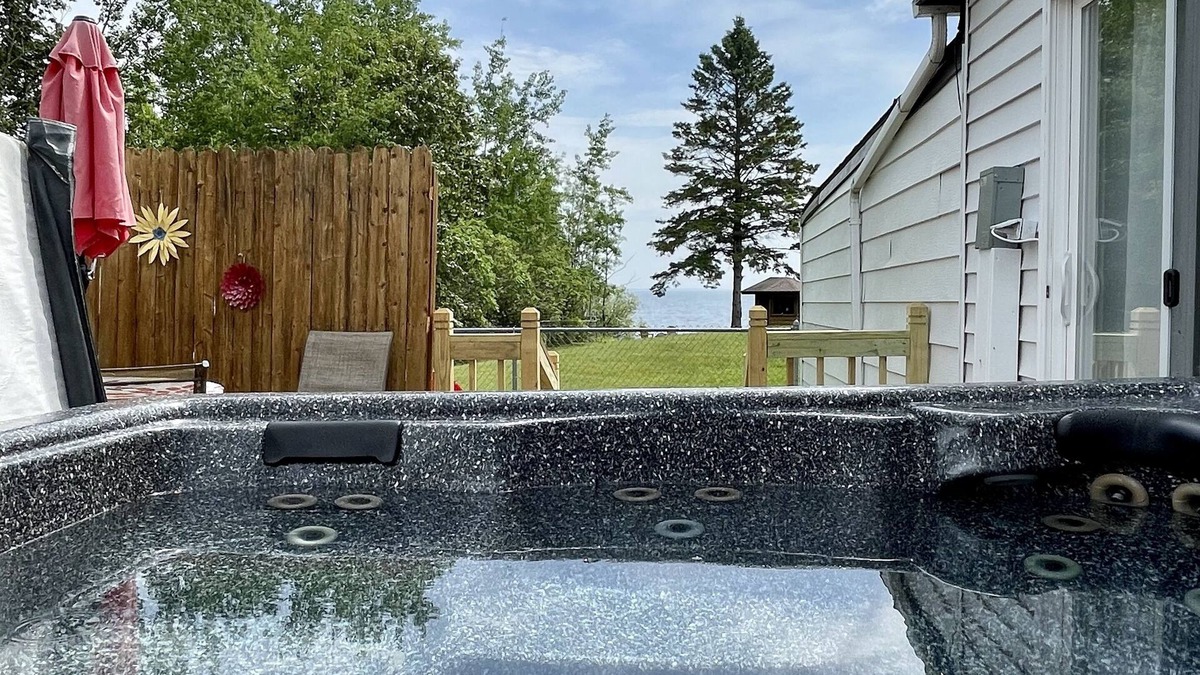 Escanaba Cottage | Relax on beautiful Lake Michigan - 5 minutes from town!