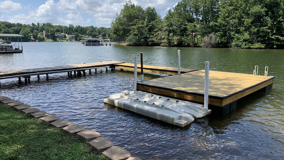 Inman House | Relax on Lake Bowen at our spacious 3-bedroom retreat