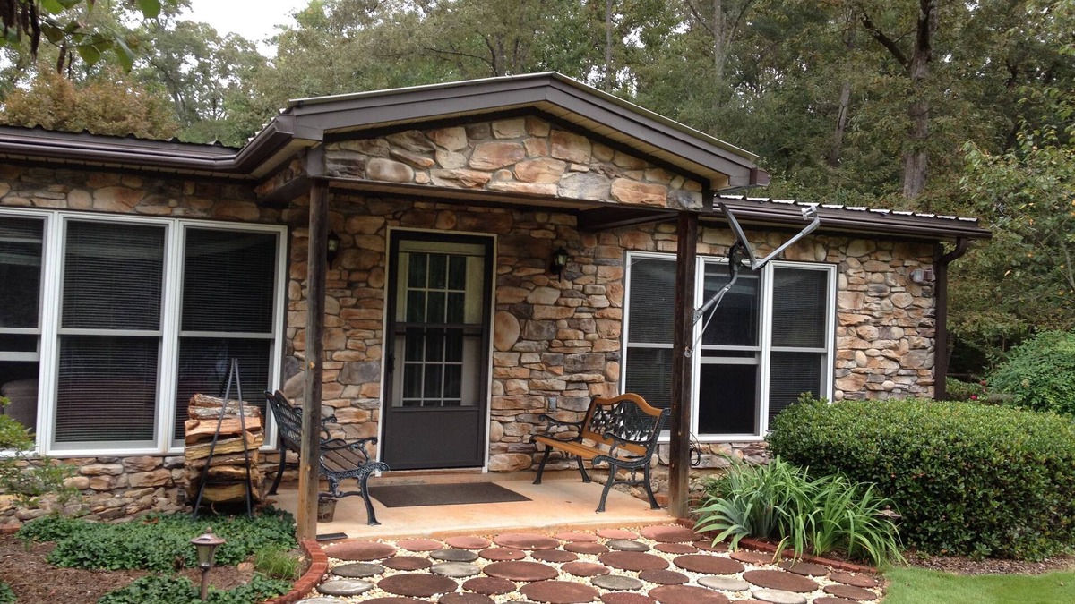 Fair Play House | Relax on the shore of Lake Hartwell in our Fair Play retreat
