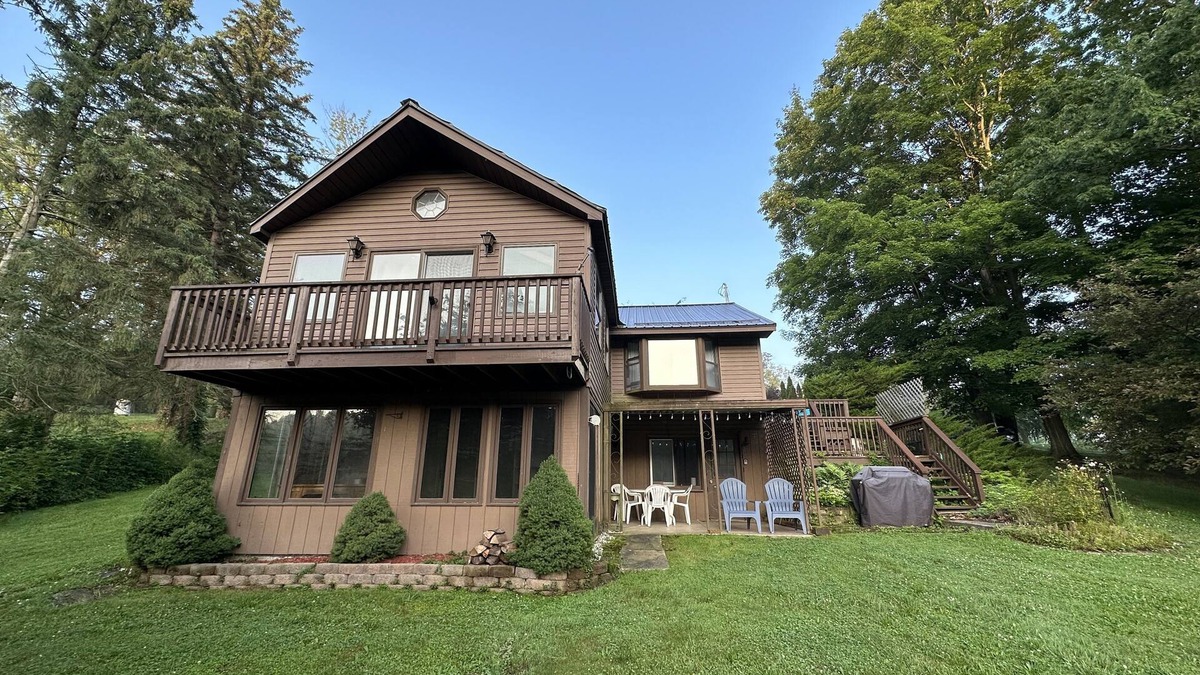 Wolcott House | Relax on the water's edge