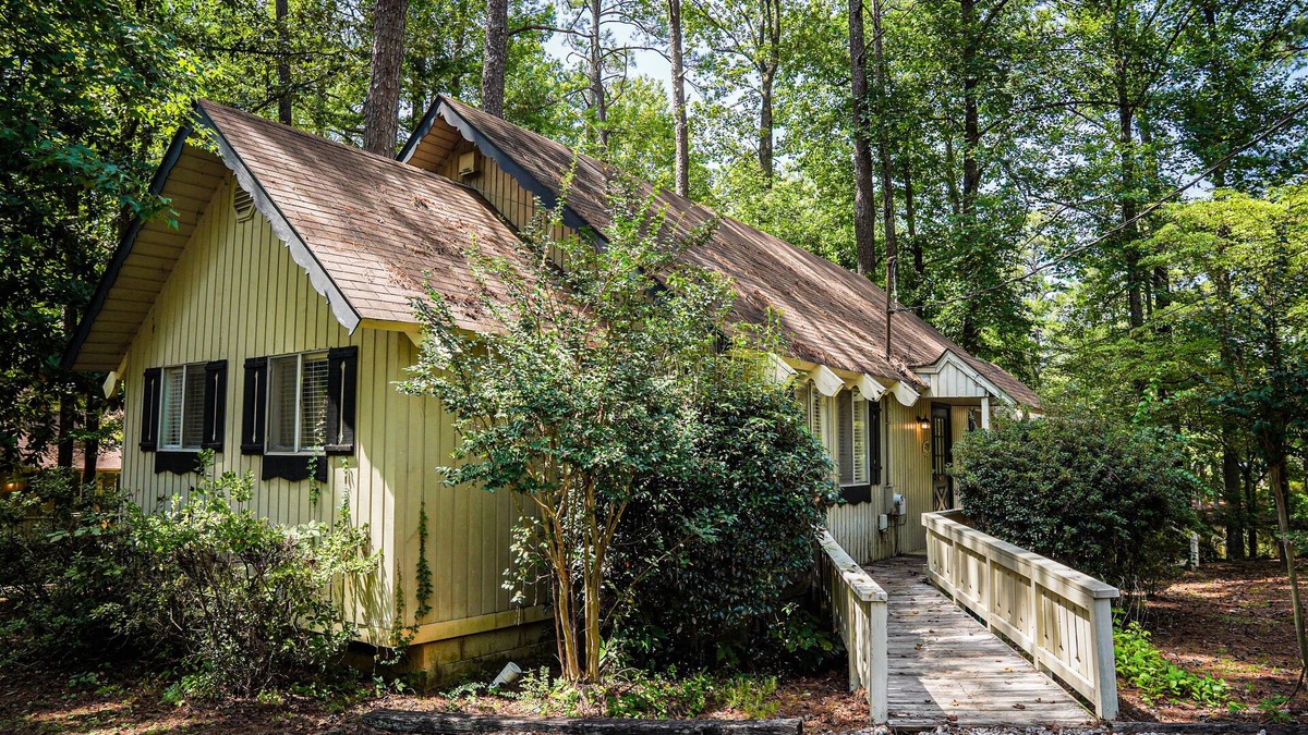 Pine Mountain Ski Chalet | Relax on your screened in porch in this pet friendly chalet!