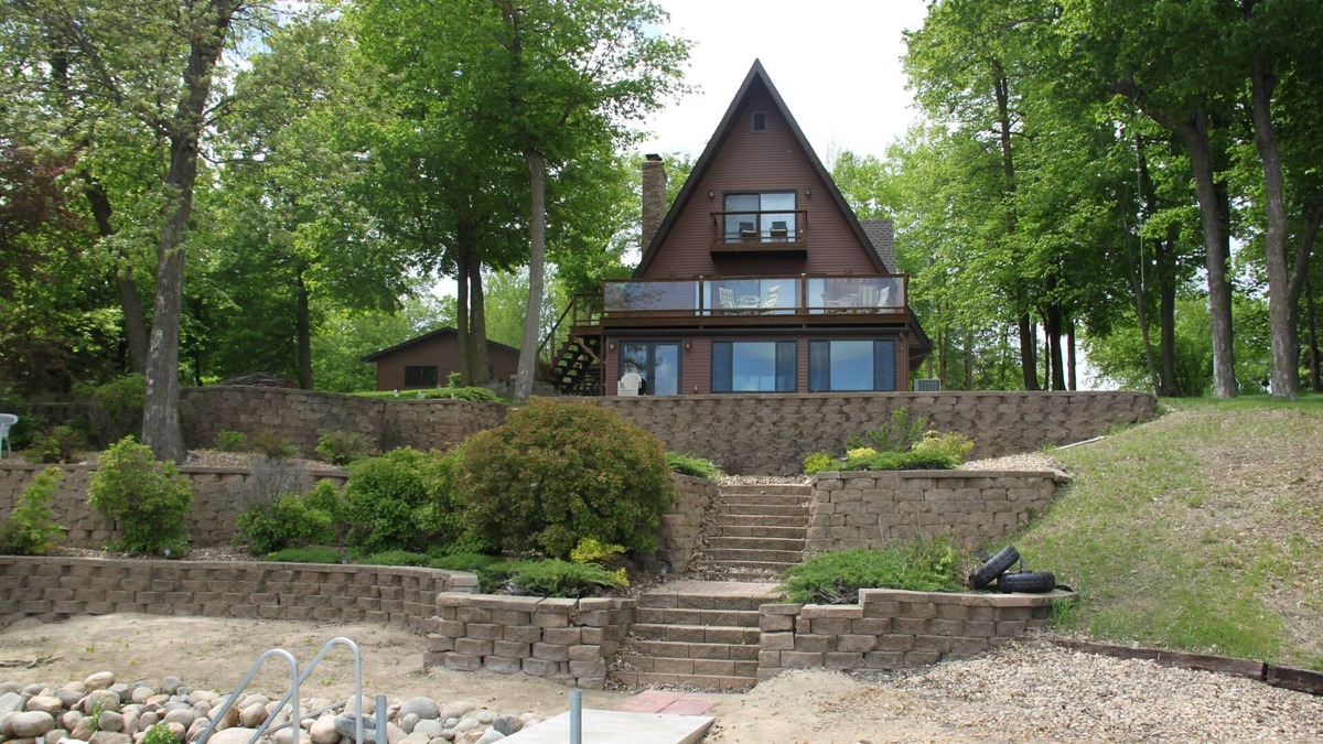 Audubon Cabin | Relax, play, and entertain at this Little Cormorant Cabin.