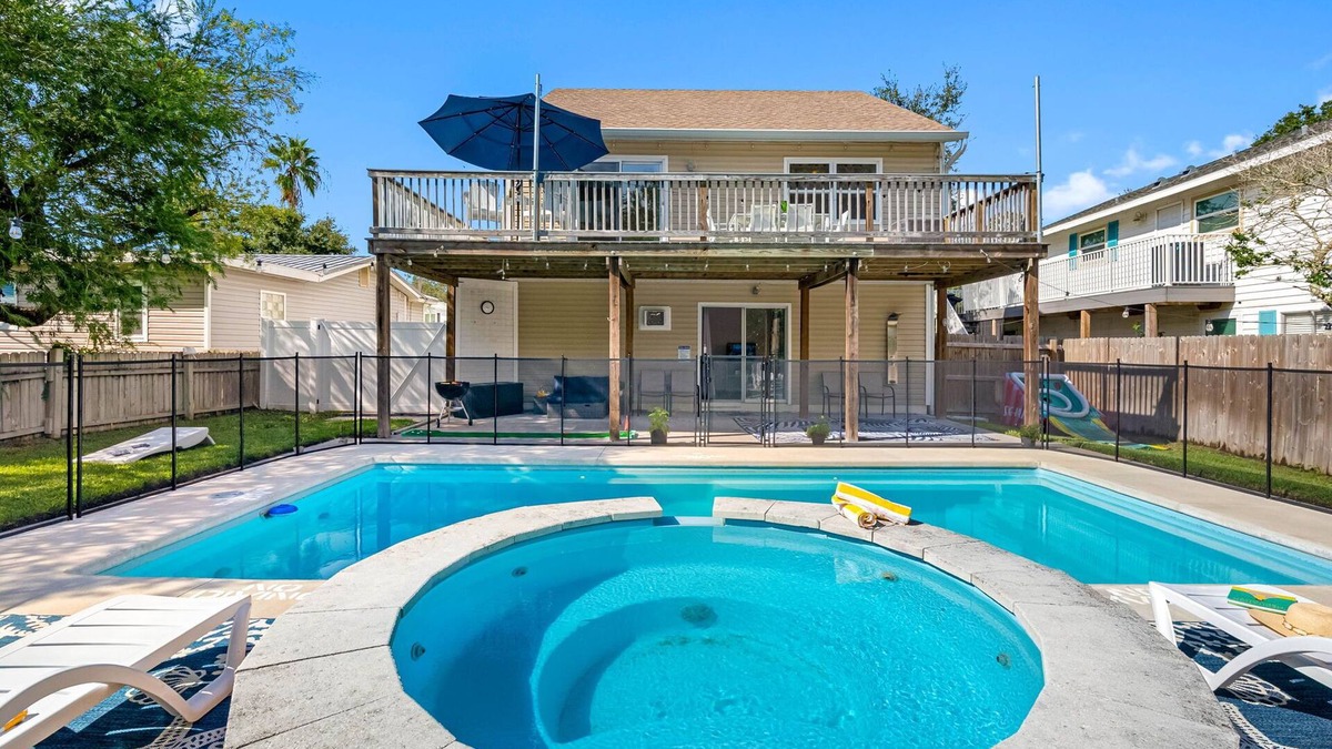 Palm Harbor House | Relax & Play! Pool, Spa + Game Room by Crystal Beach