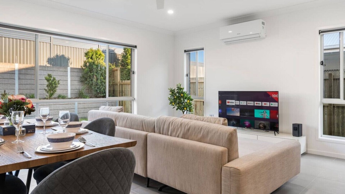 Victoria Point House | Relax-Ready 4BR Near Bayside & Shops | Workspace