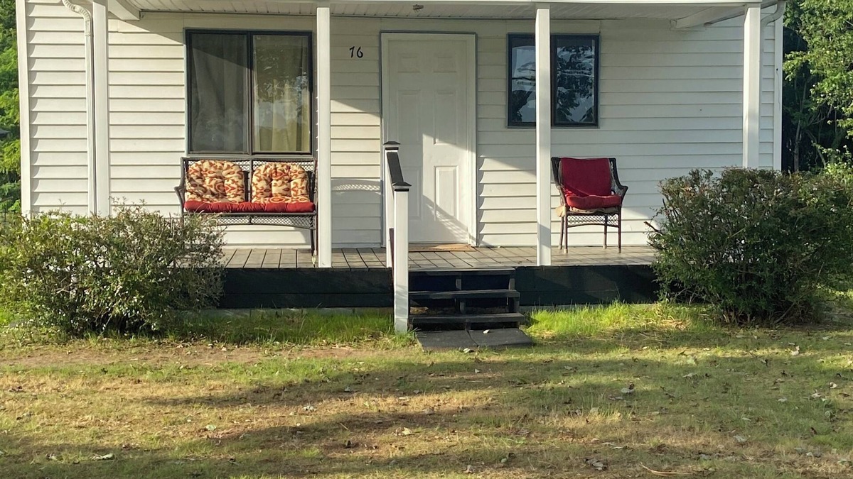 Axton House | Relax & Recharge at This Charming Country Home