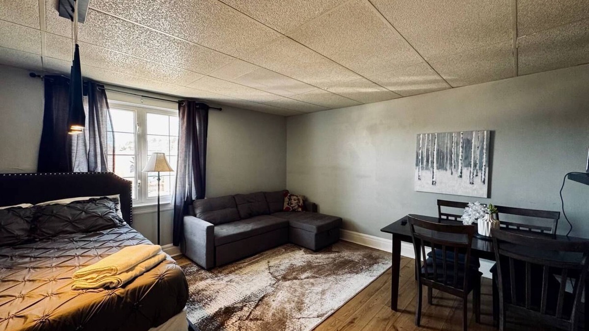 Sudbury Apartment | Relax & Recharge - Sudbury Retreat