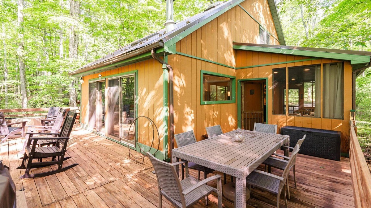 Berkeley Springs Cabin | Relax + Recharge Secluded WV Cabin Stay Hot Tub Fire Pit