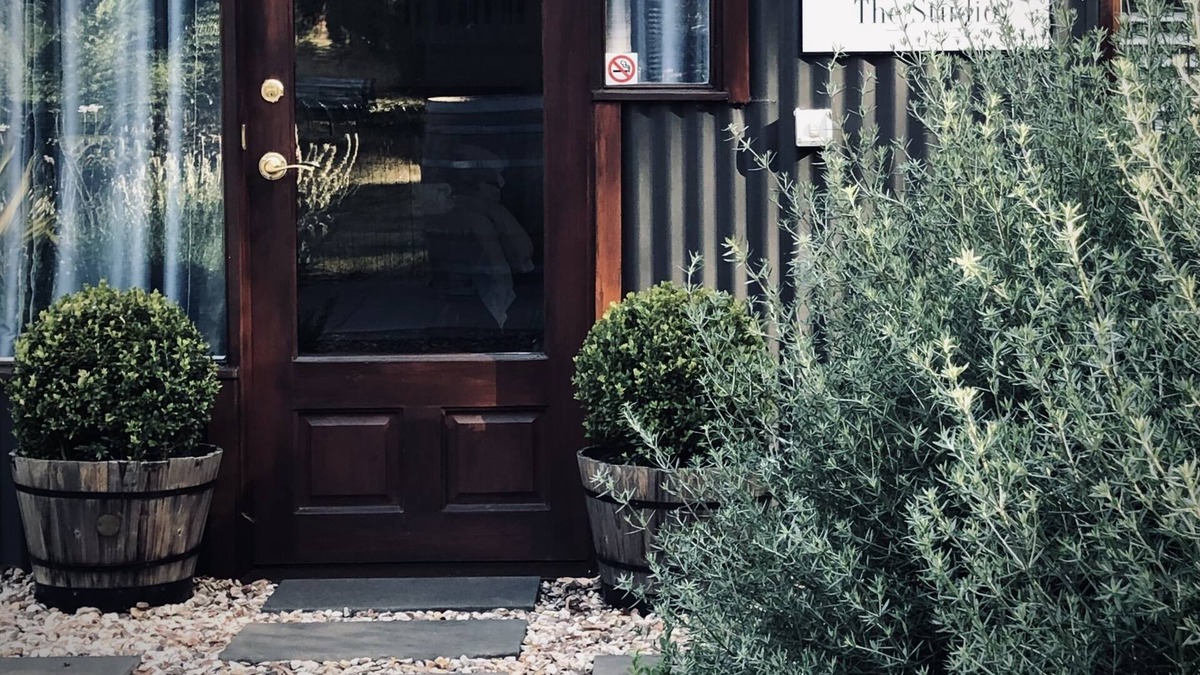 Korweinguboora Apartment | Relax & recharge with nightly kangaroos, a little out of Daylesford.