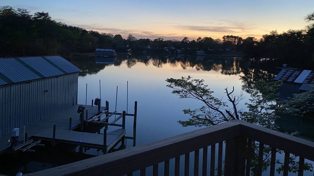 Topping House | Relax & Refresh w/ Deck, Boathouse, Kayaks, Ping Pong...bring your boat!