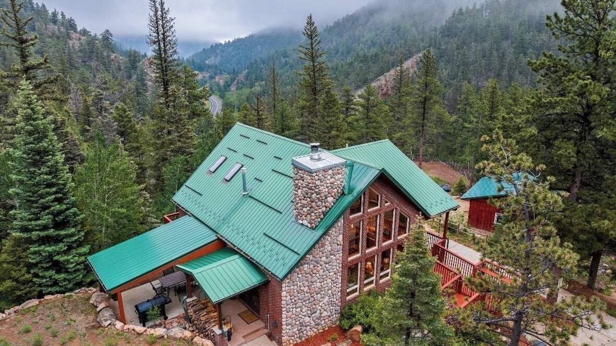 Custer County Ski Chalet | Relax, rejuvenate and recharge at Star Wrangler!