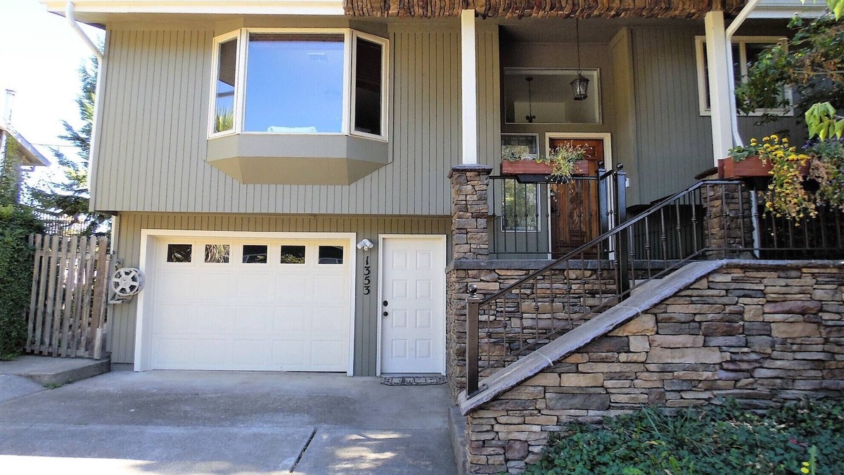 Roseburg House | Relax & Rejuvenate in 4Br home with Hot Tub & Deck, in heart of Roseburg