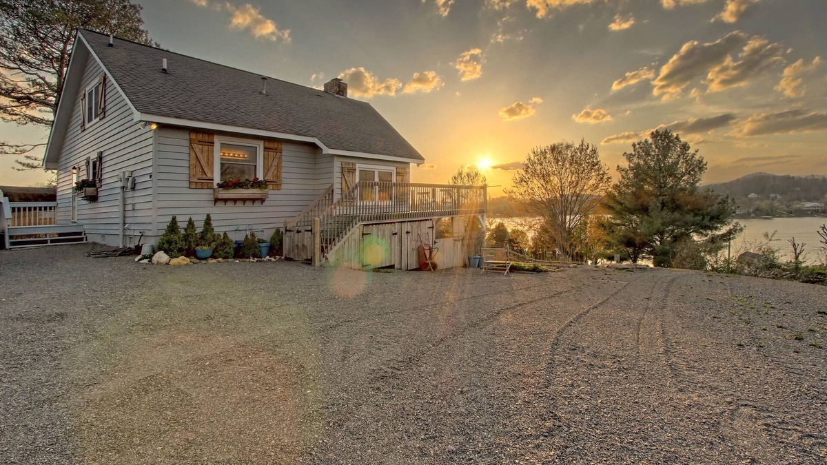 Hayesville Cottage | RELAX! RELAX! Emaline's Cottage @ Lake Chatuge.."Bright, airy and comfortable!"