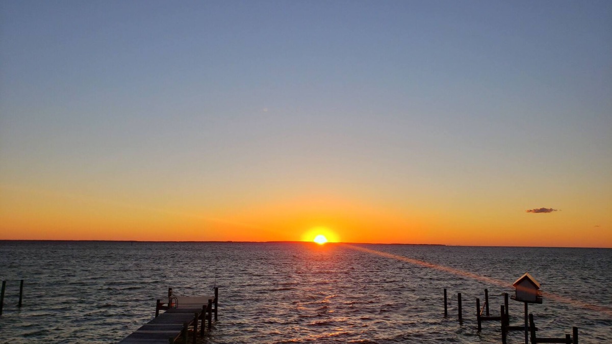 Edwardsville Cottage | Relax & Renew in a WATERFRONT Cottage , private pier, kayaks, fishing, wineries.