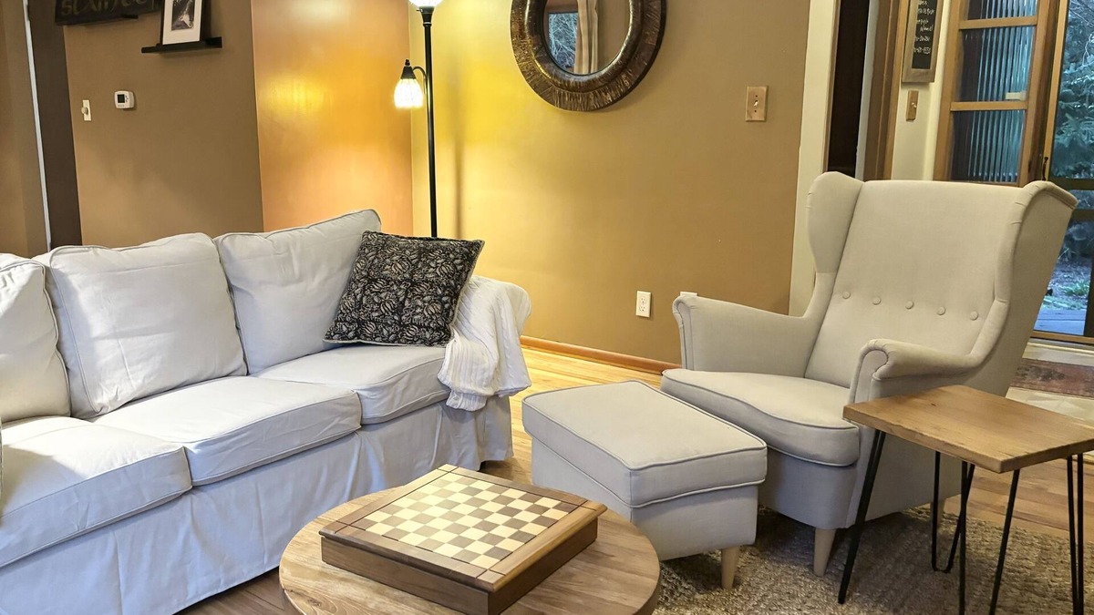 Milwaukie Apartment | Relax Renew Urban Farm Setting