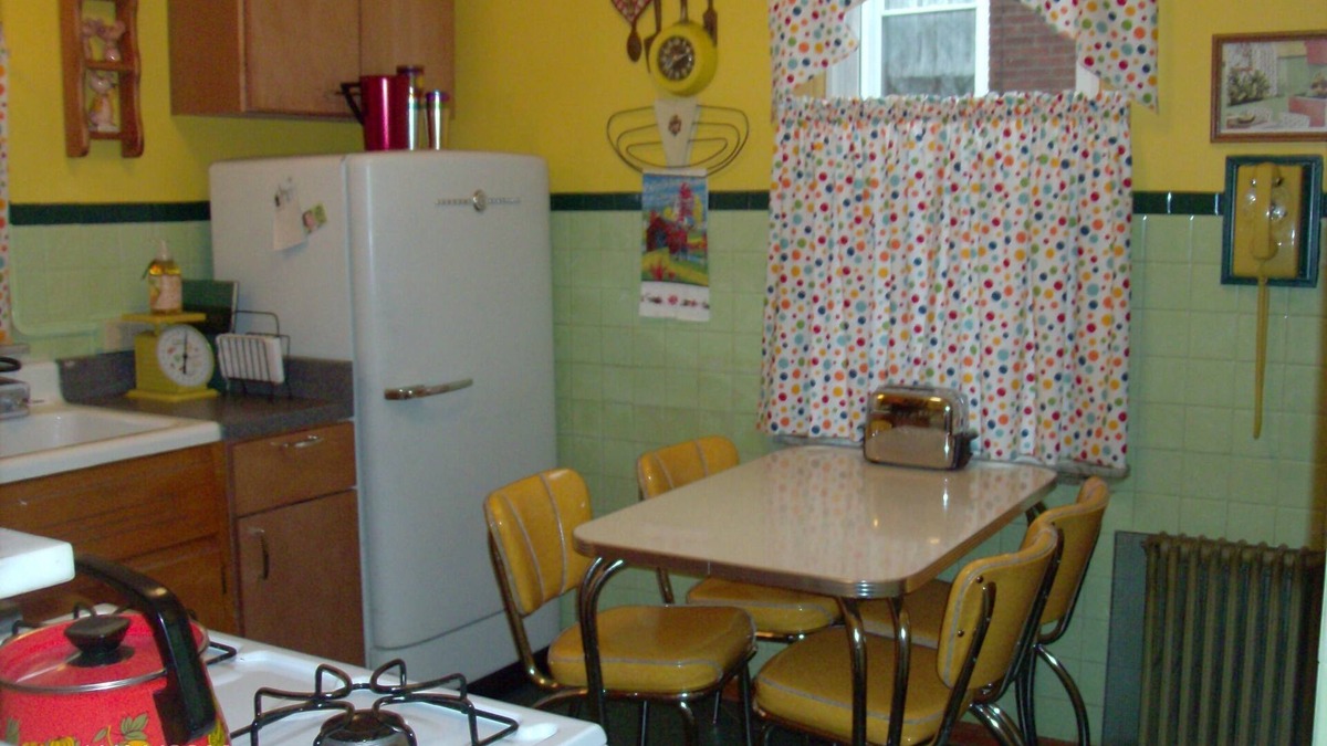 North Belle Vernon House | Relax & Revisit your Yesterdays with a Retro Staycation!