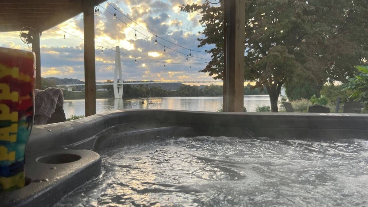 Russell House | Relax @ Rivertime w/a River & Bridge view + HotTub