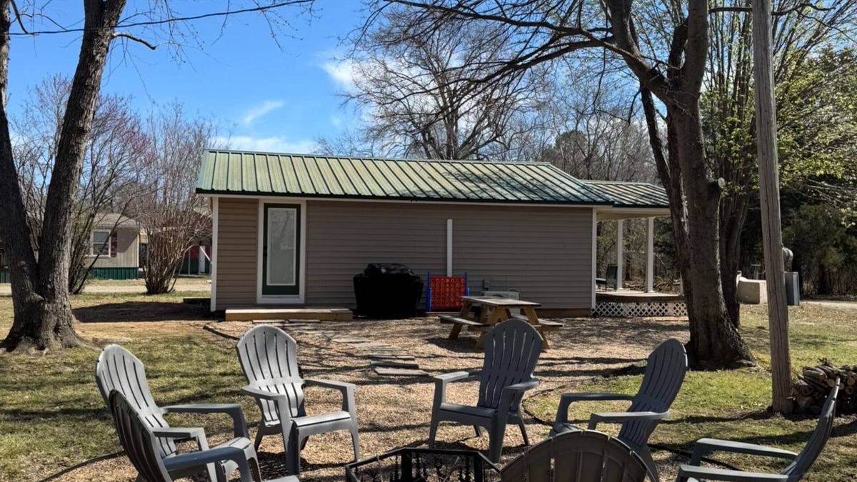 Longtown Cabin | Relax & soak up the lake life!