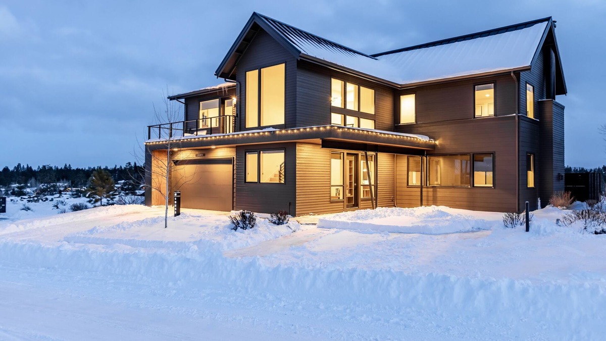 Bend House | RELAX! Soaking tub ~ fire place ~ hot tub ~ resort pool + amenities ~ Bend ~ 🐶