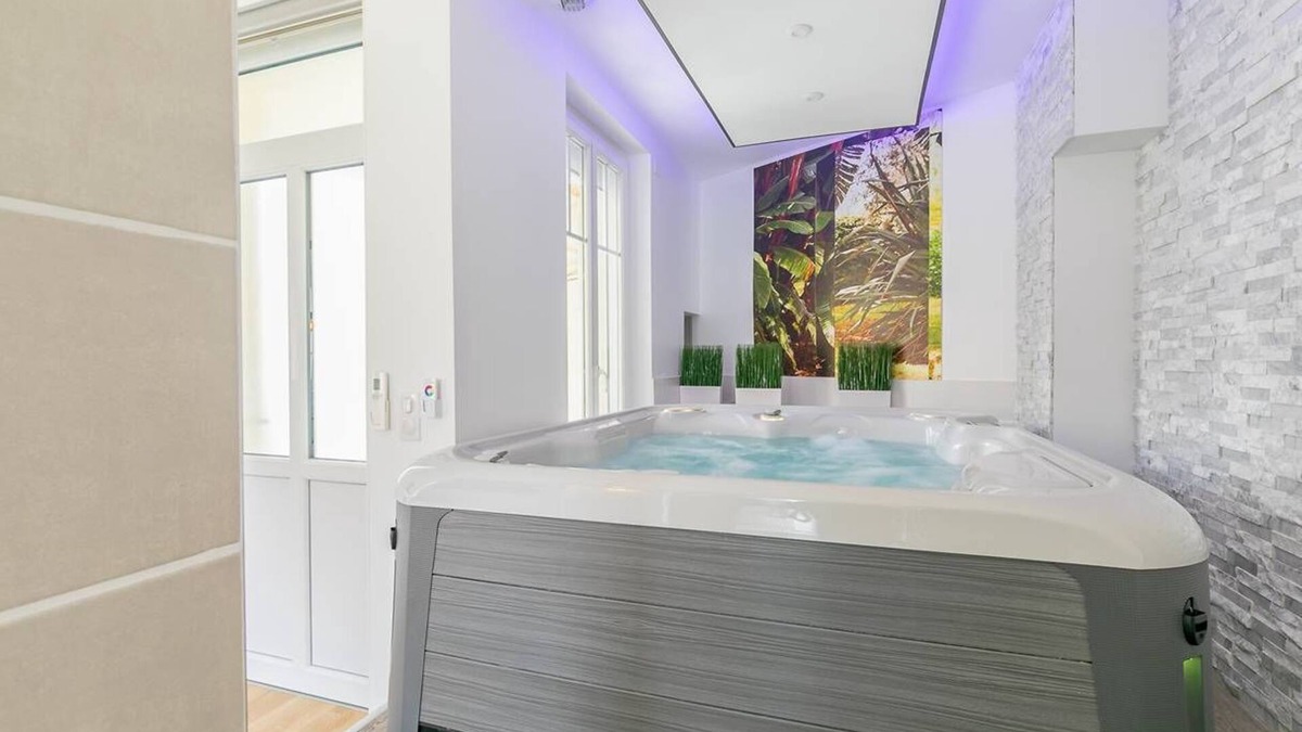 Faubourg Sud Apartment | Relax Spa- Appartement au centre de la ville avec Jacuzzi- SR Loc