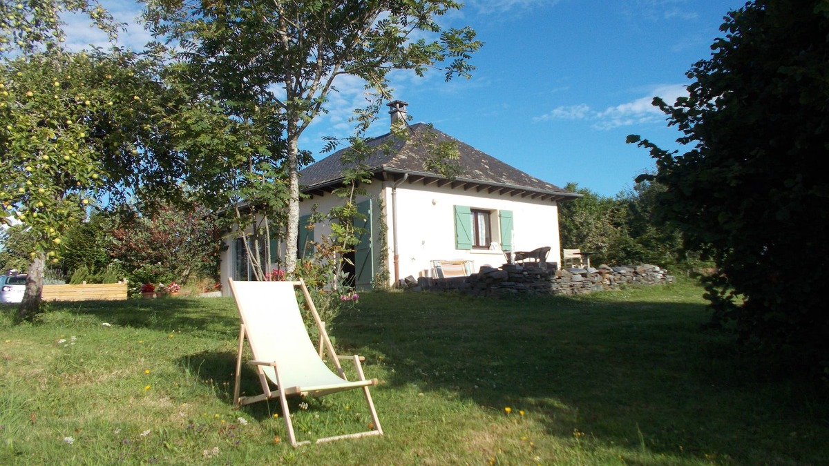 Sainte-Fereole House | Relax under the walnut tree,