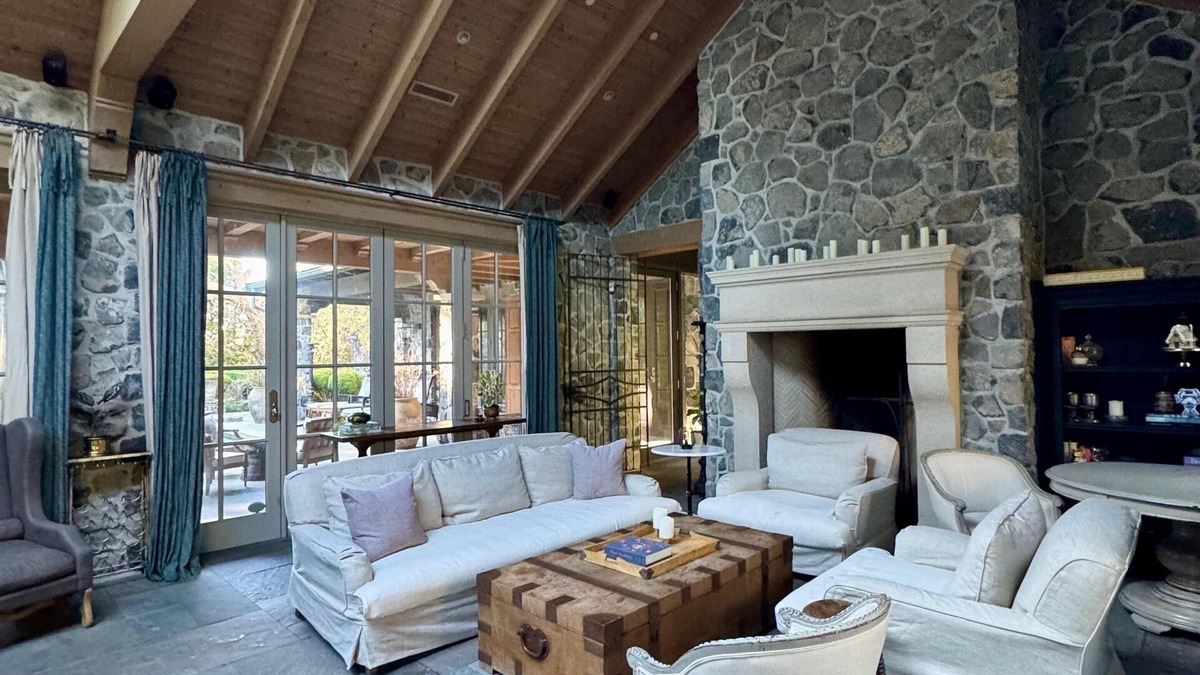 Kerrisdale House | Relax, unwind, and feel at home. Your perfect vacation getaway awaits!