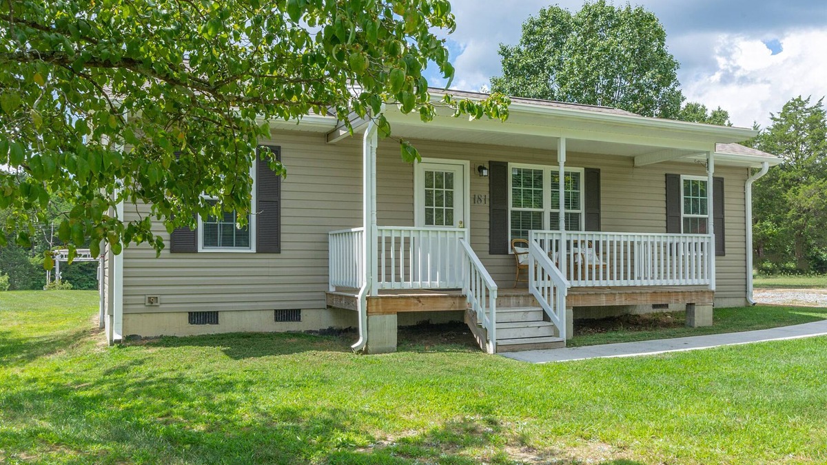 Thomasville House | Relax & Unwind at Your Home Away From Home.