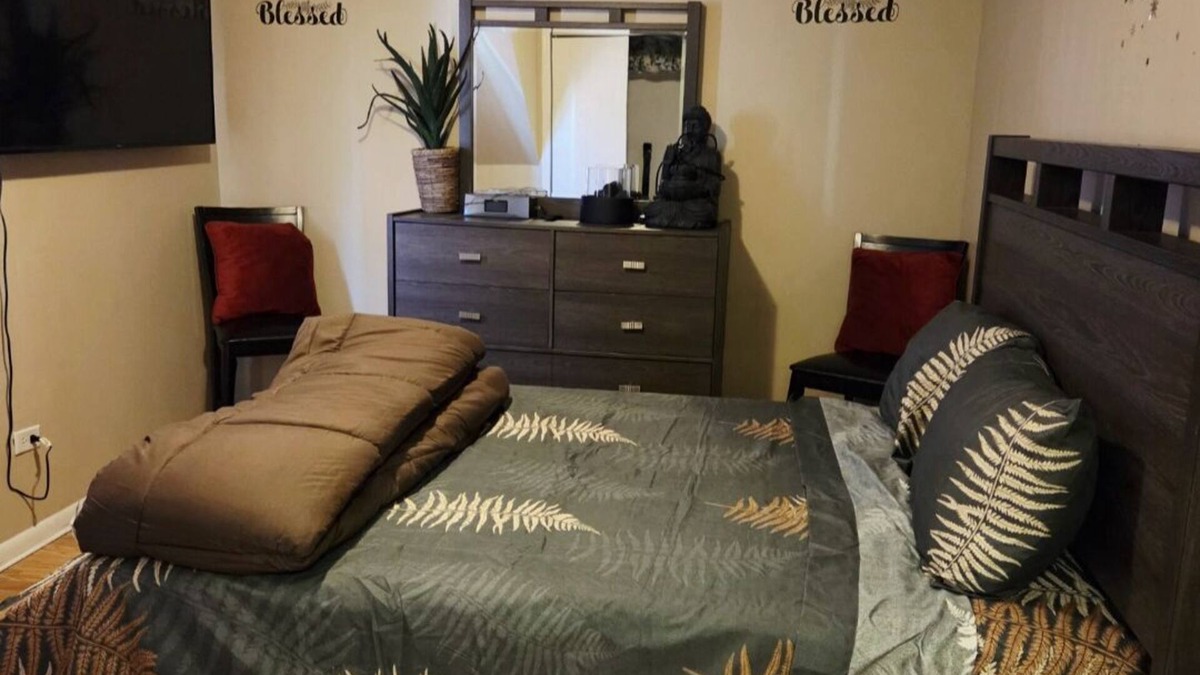 West Pullman Apartment | Relax & Unwind in This Comfortable 3BR Unitn