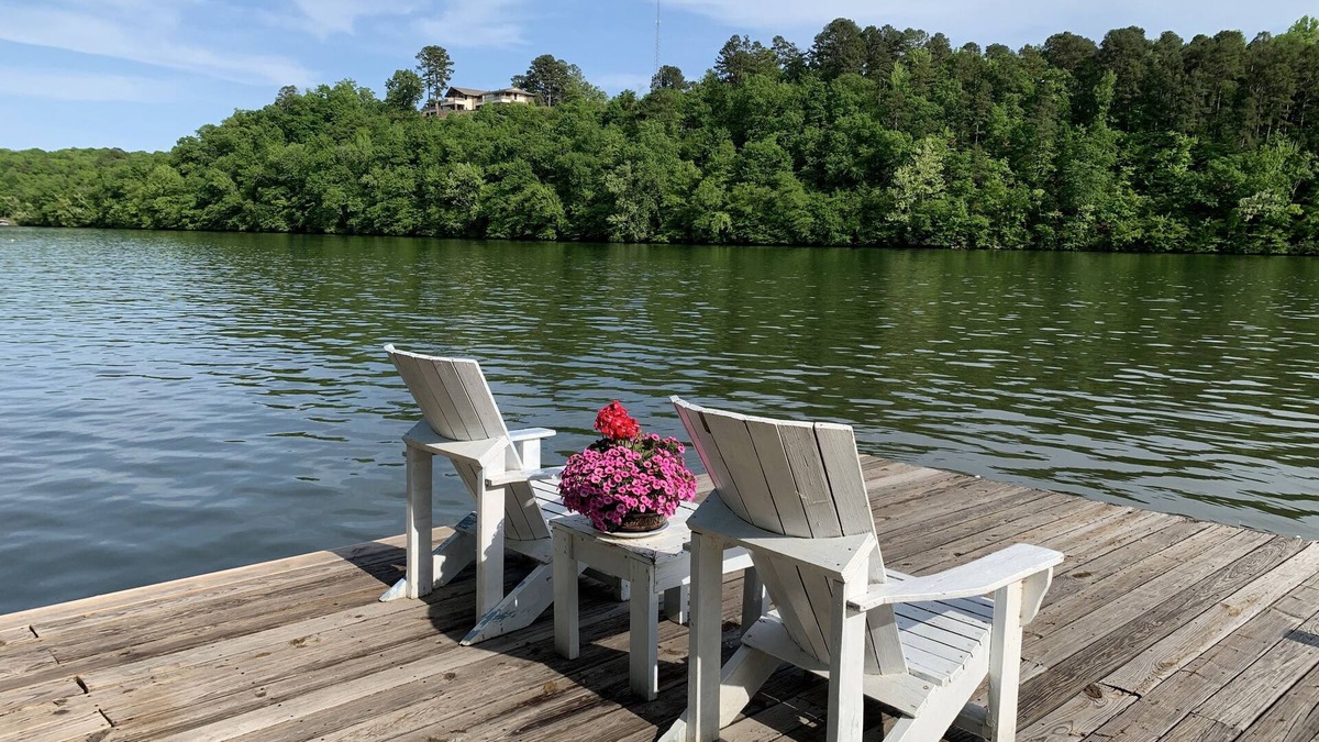 Jones Mills House | Relaxing, Cozy Cottage on the Lake with kayaks - 2 Guest Maximum