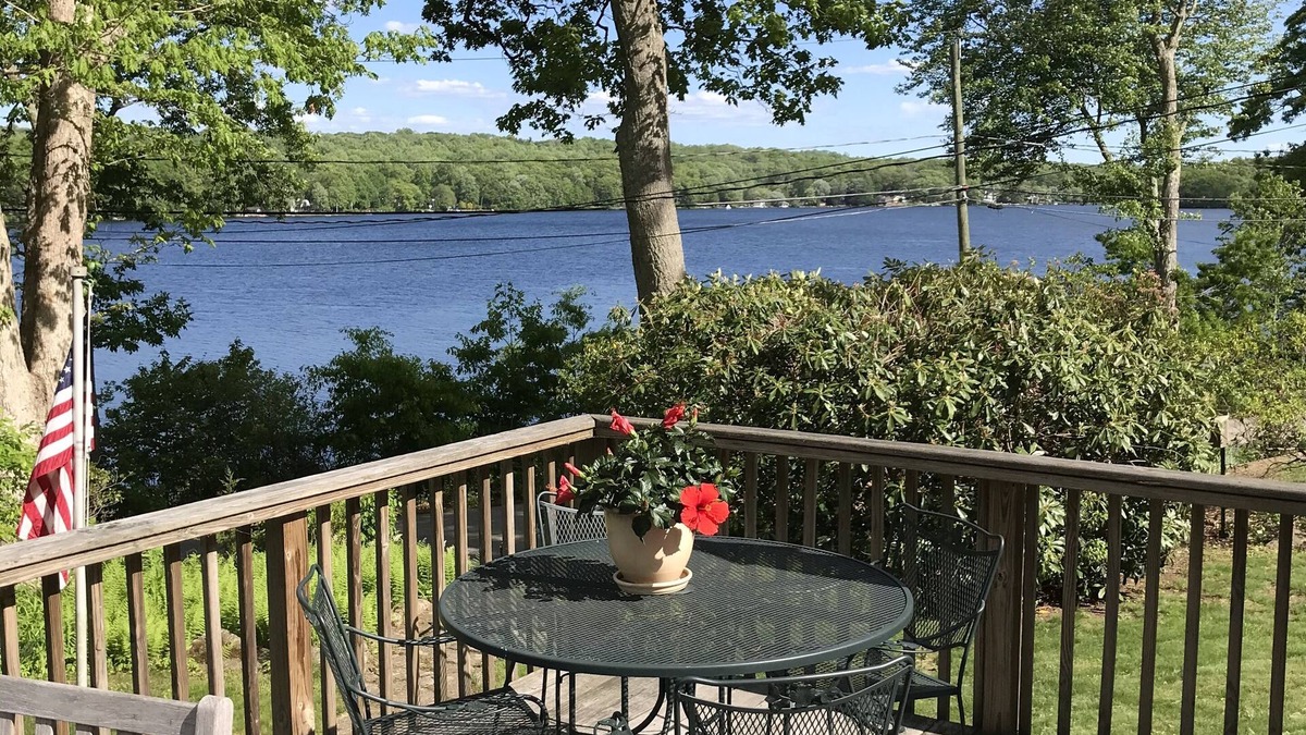Colchester Cottage | Relax with a beautiful lake view
