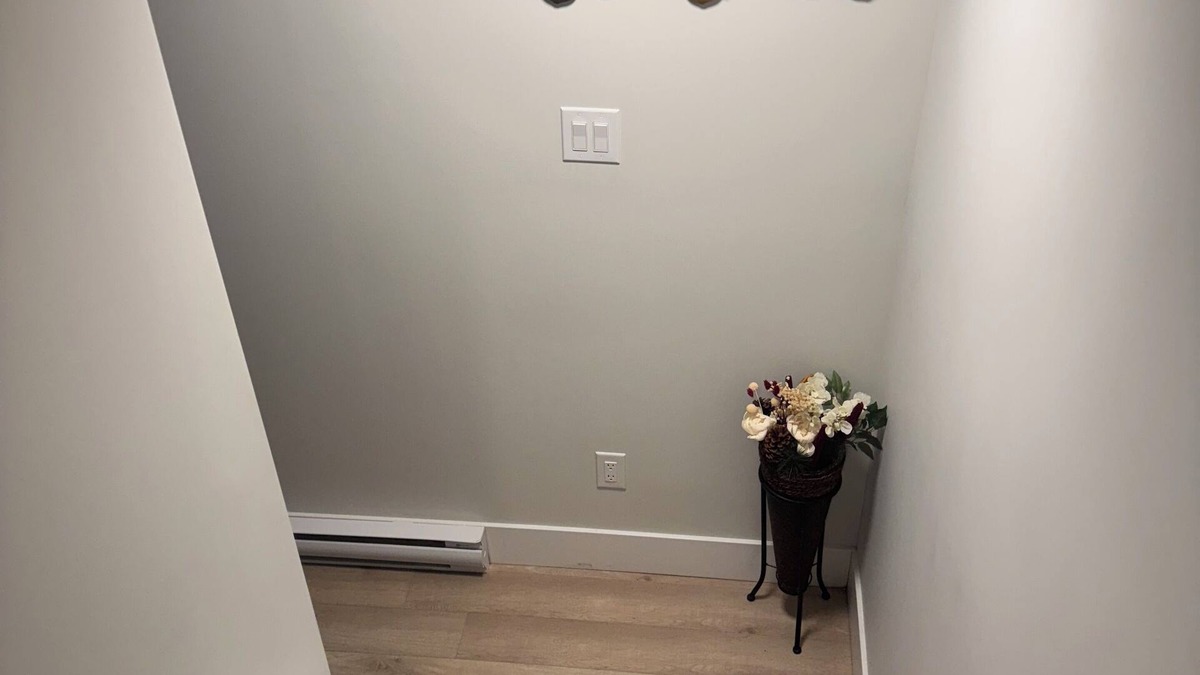 Moncton House | Relax with the family at our cozy &stylish home. Located in the heart of Moncton