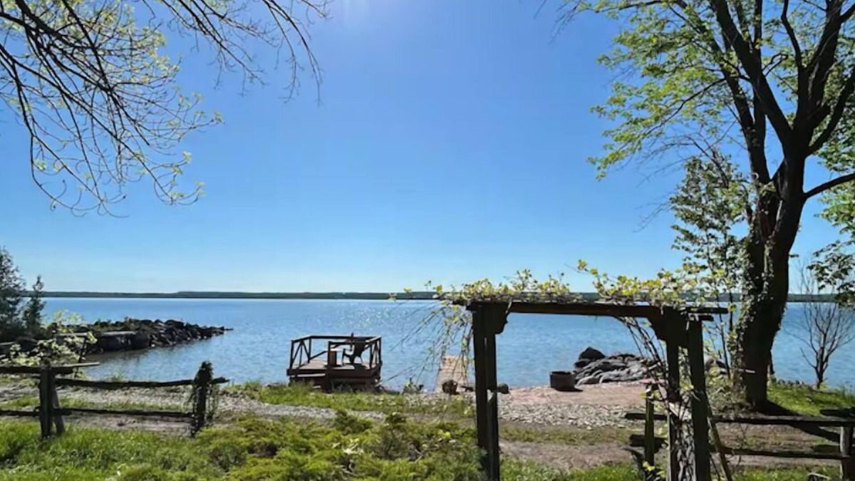 Georgian Bluffs Cottage | Relax with the whole family at this peaceful waterfront cottage.