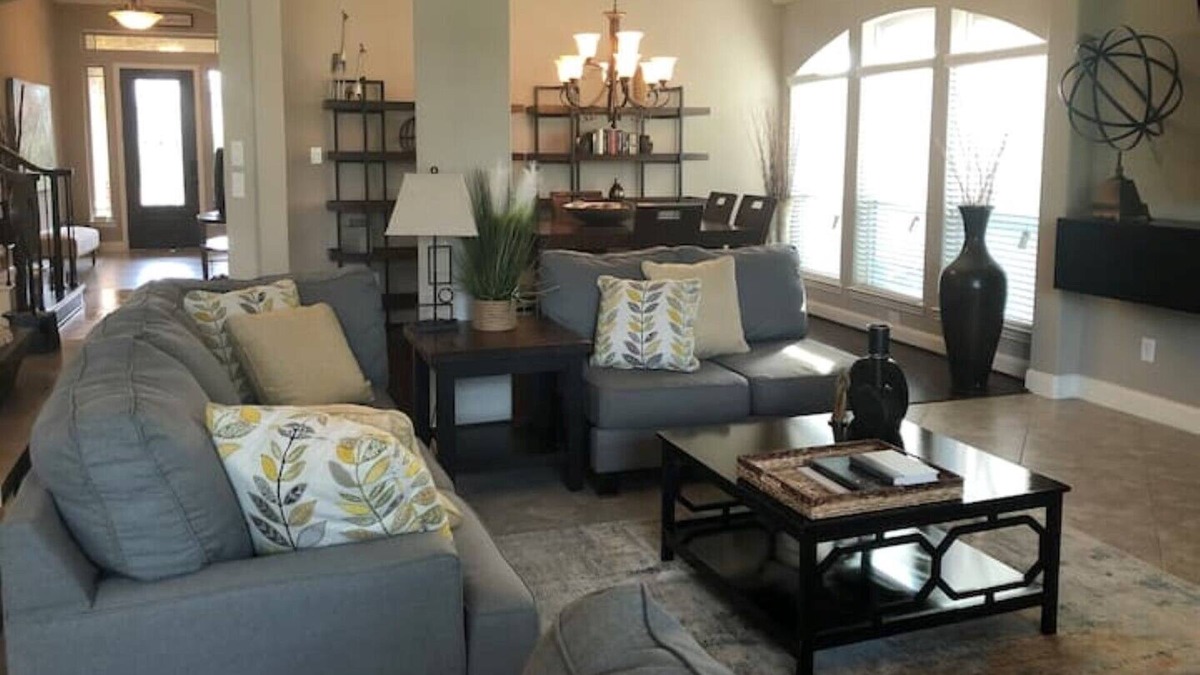 Iowa Colony House | Relax with the whole family at this peaceful place to stay